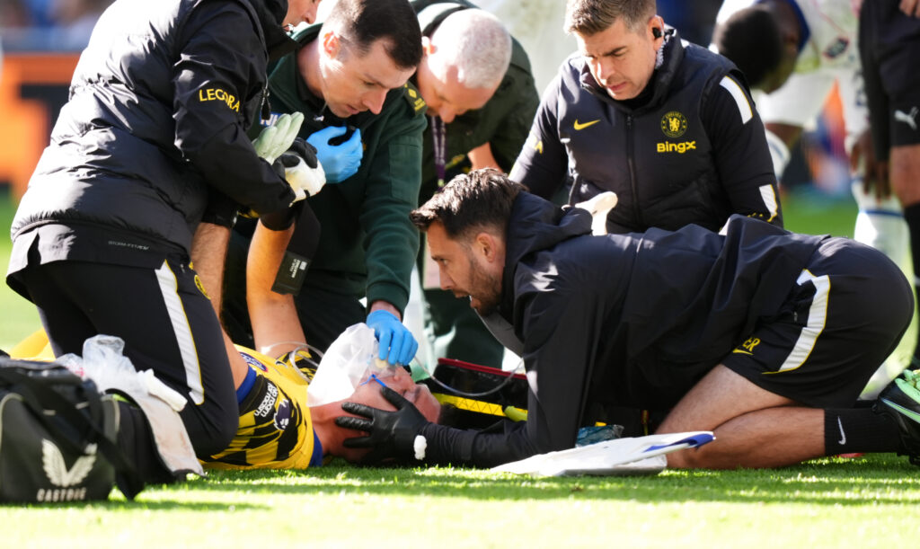 Emiliano Martinez sorti sur civière après un violent choc à la tête, le pouce levé pour rassurer