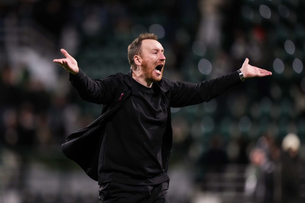 « Il n’y a pas eu de blessure, les muscles ont tenu et tout s’est bien passé », Ian Cathro revient sur son sprint effréné pour célébrer avec ses joueurs