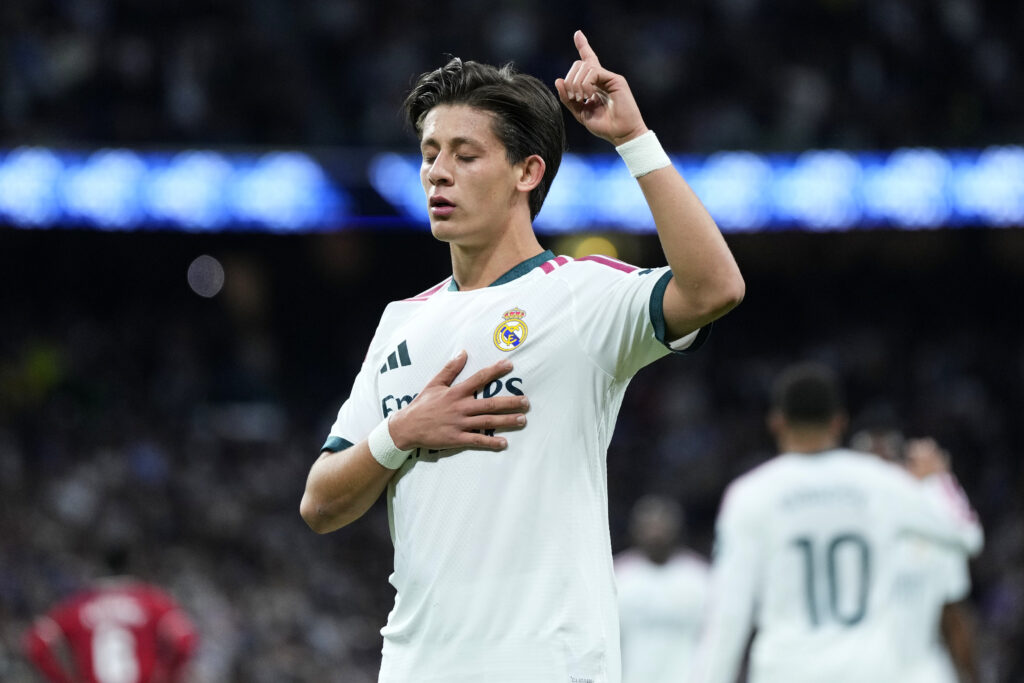 VIDÉO. Real Madrid – Séville : épargné par la VAR pour un coup de coude, Arda Guler marque un but somptueux, Mbappé enchaîne