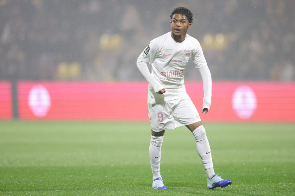 PSG : La pépite de 16 ans visée par les parisiens prolonge en Ligue 2