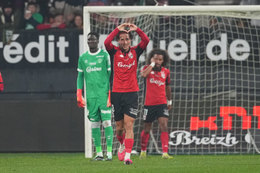 Ligue 2 : Saint-Étienne sombre à Guingamp (3-0), le leader tombe de haut